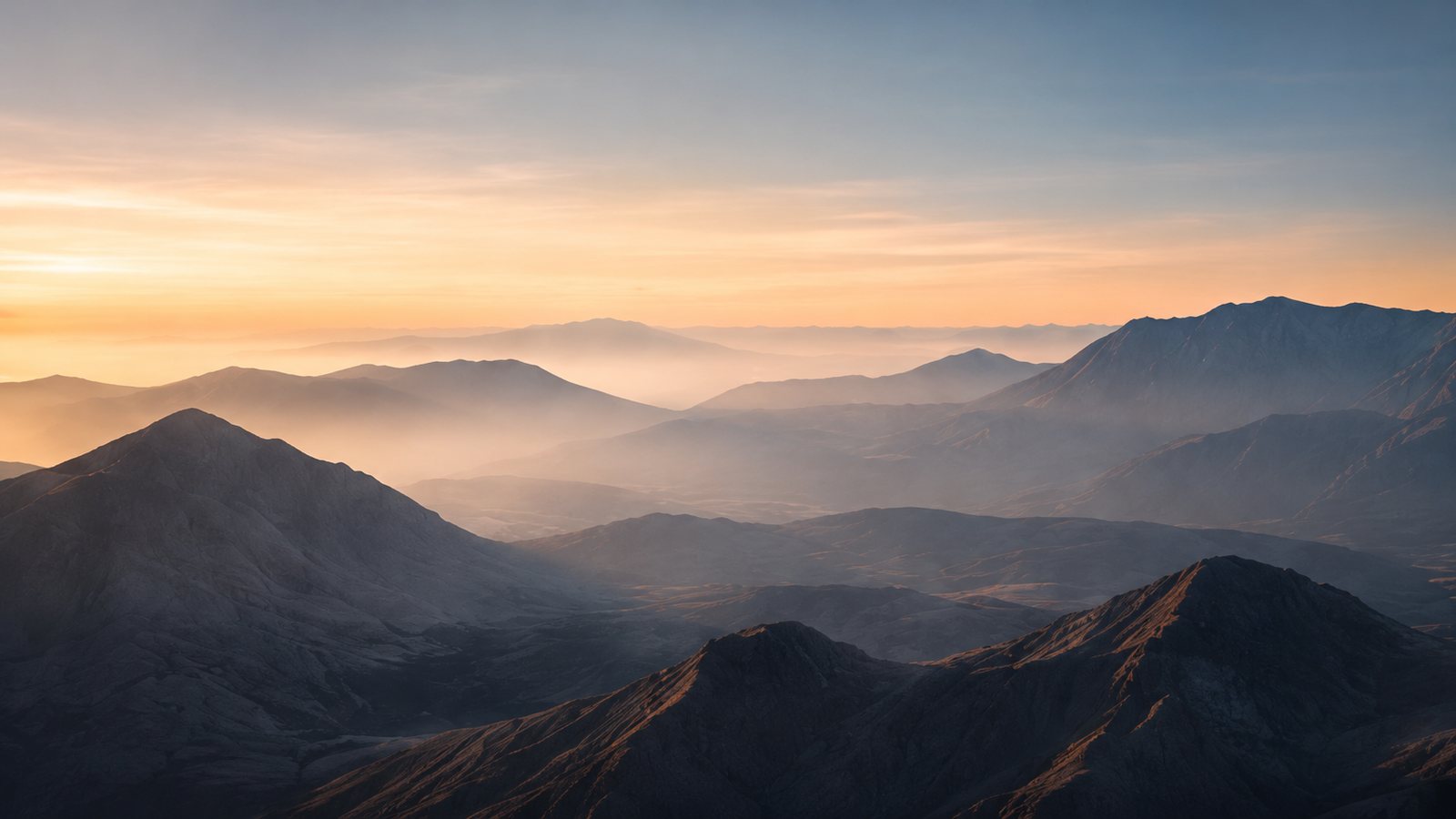 Amanecer sobre una cordillera
